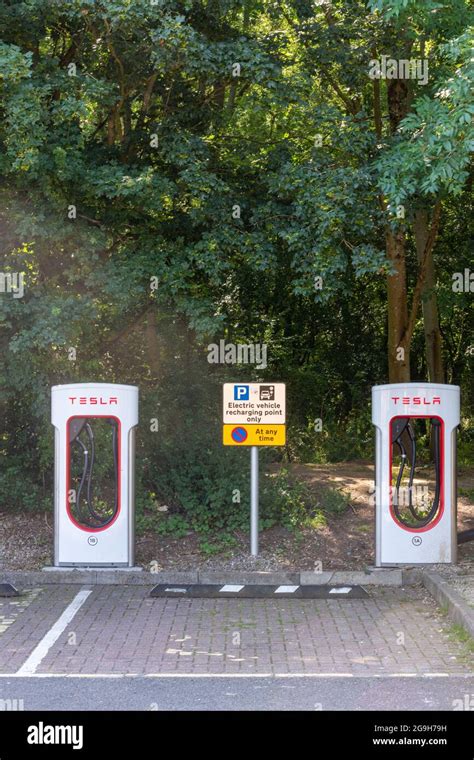 Tesla Elektroauto Ladestation An Einer Autobahn Tankstelle In