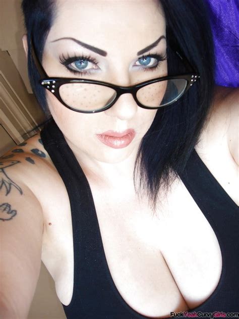 Hot Babe Big Boob Cleavage FuckYeahCurvyGirls