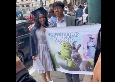 Chavalo le hace el oso a su hermana en la graduación con cartel Sí se