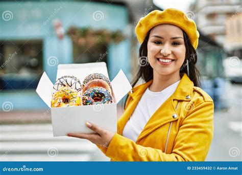 Jovencita Latina Sonriendo Feliz Caja De Espera Con Coloridas Donuts En La Ciudad Foto De