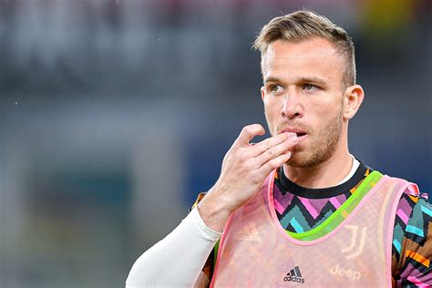 Mercato Juve A Sorpresa Spunta Una Nuova Ipotesi Per Arthur