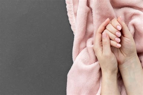 M Os Femininas Belas Unhas De Manicure Rosa Nude Em Tecido Fofo Rosa P Lido E Fundo Cinza
