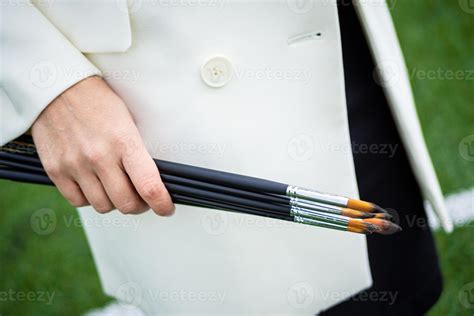 Brunette Female Artist Paints In Nature 39949489 Stock Photo At Vecteezy