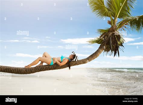 Junge frau im bikini liegend am strand Fotos und Bildmaterial in hoher Auflösung Alamy