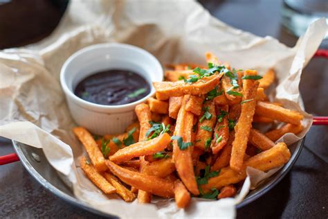 batatas fritas  molho  imersao foto profissional gratuita