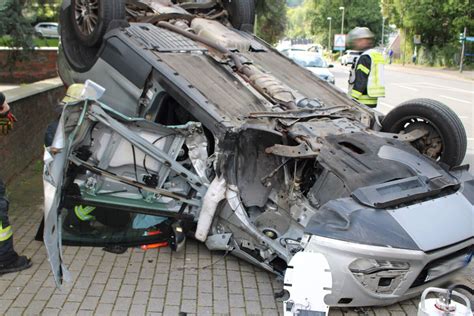 Auto überschlägt Sich Bei Unfall