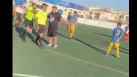 Brutal Agresión A Un árbitro En Un Partido De Fútbol De Equipos Juveniles En Sanlúcar