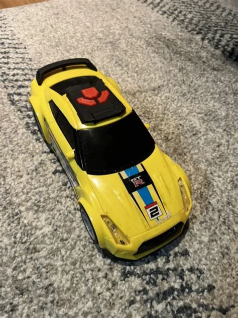 Dickie Toys Nissan Gtr Motorized Racing Car Lifts Up Yellow