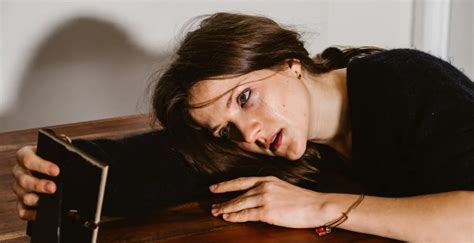 top  signs  define bare minimum   relationship loveists