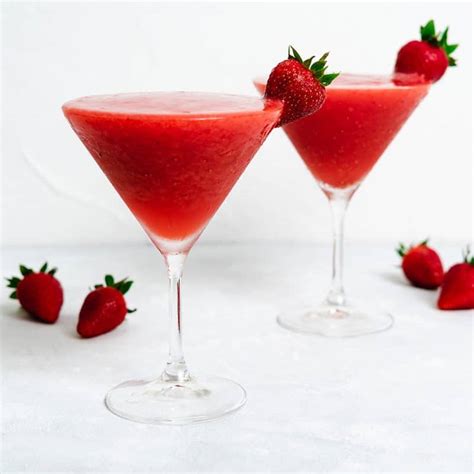 Best Easy Strawberry Daiquiri Mocktail - Mocktail.net