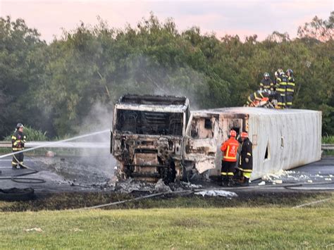 Caminh O Tomba Pega Fogo E Interdita Totalmente A Rodovia