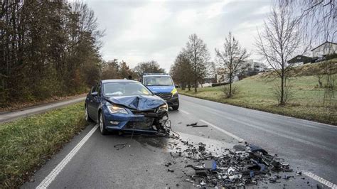 Zwei Autos Krachen Frontal Zusammen