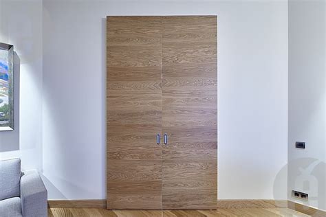 Потайная дверь в современном дизайне квартиры