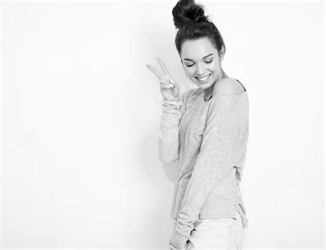 Portrait de modèle de jeune fille belle jeune femme brune avec du maquillage nude dans des