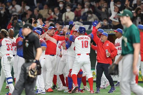 Wbc準々決勝＜キューバ・オーストラリア＞5回、ギベルトの右前適時打で生還したモンカダを迎えるキューバナイン（撮影・大塚 徹）