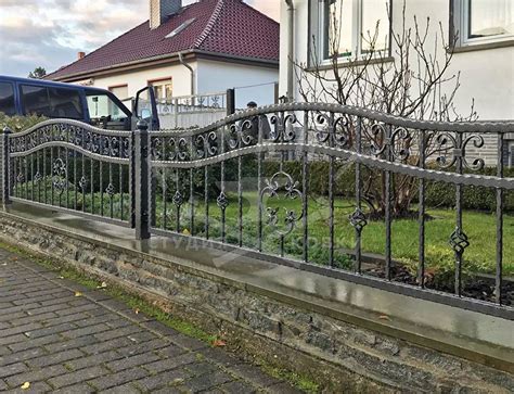 Низкий кованый забор для частного дома КЗ-184: купить в Москве, фото, цены