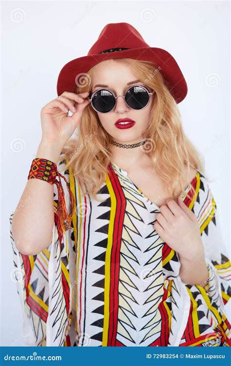 Blonde Sinnliche Frau In Roten Hut Und Der Sonnenbrille Des Cowgirls Stockfoto Bild Von Hippie