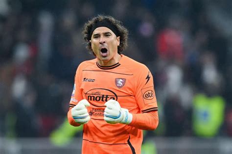 Salernitana vs Inter de Milán Guillermo Ochoa hace las atajadas del