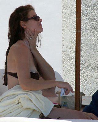 Debra Messing Nipple Slip On Beach Paparazzi Pictures And Posing Nude