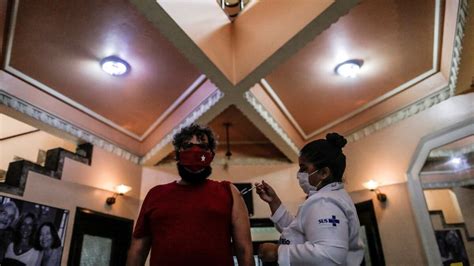 Covid Uma dose para muitos ou duas doses para poucos o dilema que divide a América Latina