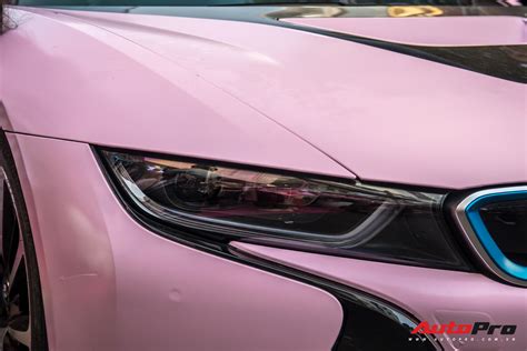 Hot girl Sam tự tay cầm lái BMW i8 màu hồng trong ngày khai trương cửa hàng mỹ phẩm của mình