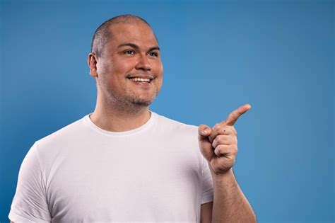 Homem Sorrindo Apontando Para O Lado Foto Premium