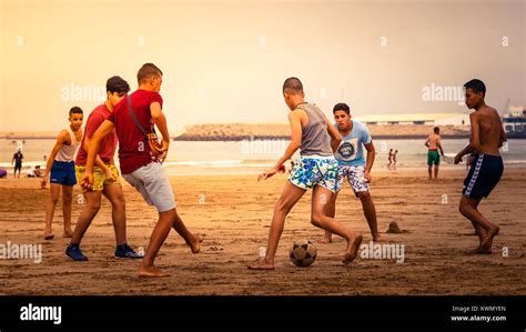 Un groupe d hommes aux pieds nus Banque de photographies et dimages à