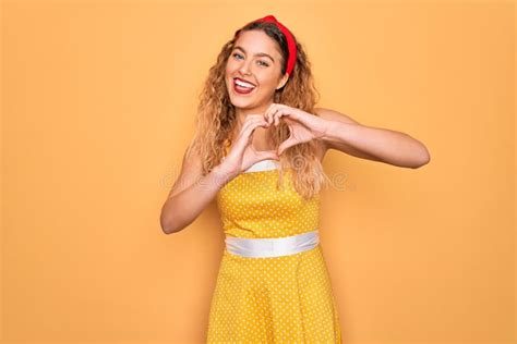 Belle Blonde Pinup Femme Aux Yeux Bleus Portant Le Diadem Debout Sur Fond Jaune Sourire En Amour