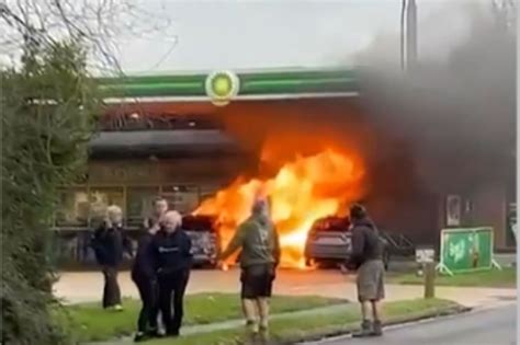 Huge fire erupts at BP petrol station engulfing two vehicles and pump ...