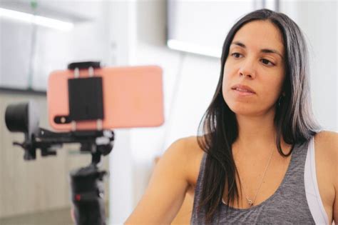 Joven Latina Haciendo Una Videollamada A Trav S De Su Tel Fono Celular Sostenido Por Un Card N