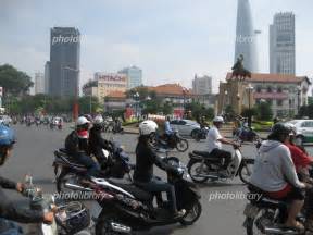 ベトナムホーチミンのバイク通勤風景 写真素材 [ 1147936 ] - フォトライブラリー photolibrary