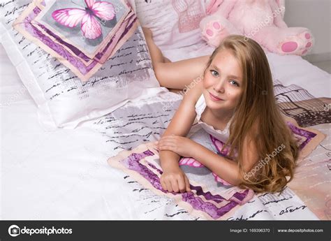 Zierliche Junge Sch Ne Blonde M Dchen Kleine Prinzessin Mit Langen Haaren Und Blauen Augen Das