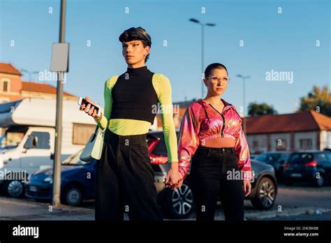 Homme gay main dans la main Banque de photographies et dimages à haute résolution Page 2 Alamy