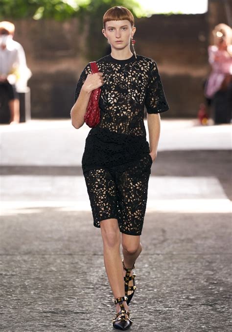 Кружевные вечерние нарядные платья 2020-2021 - фото новинок с модных ...