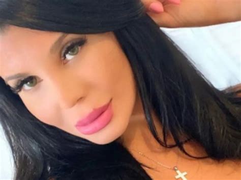 Con una bikini ultra cavada Charlotte Caniggia se dejó acariciar por el sol La 100