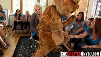 16 putes folles infidèles sucent la strip teaseuse à la fête du cfnm XVIDEOS