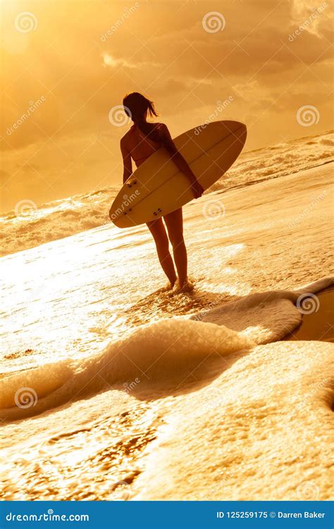 Surfista Del Bikini Della Donna Spiaggia Di Tramonto Del Surf
