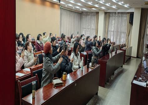 讲座义诊进校园，关爱教师护健康 ——校工会举办女教工专场健康讲座与专家义诊