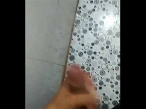 Gran polla larga masturbándose en el baño XVIDEOS