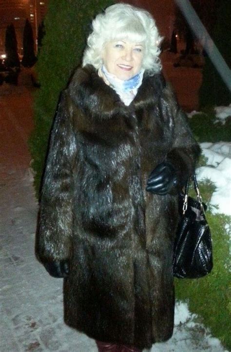 Pin By Toni On Lederhandschuhe In Fox Fur Coat Fur Stole Fur Coat