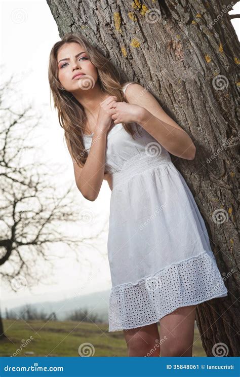 Jolie Jeune Femme Posant La Pose Sur Un Arbre Fille Blonde Tr S Attirante Avec Ext Rieur Court