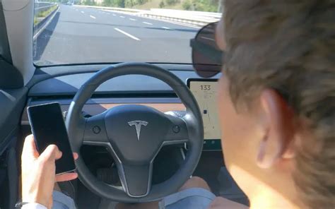 Possible Reasons Your Tesla Is Not Showing Traffic Lights