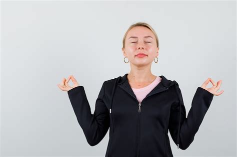 Jeune Femme Blonde Dans Une Veste Noire Photo Gratuite