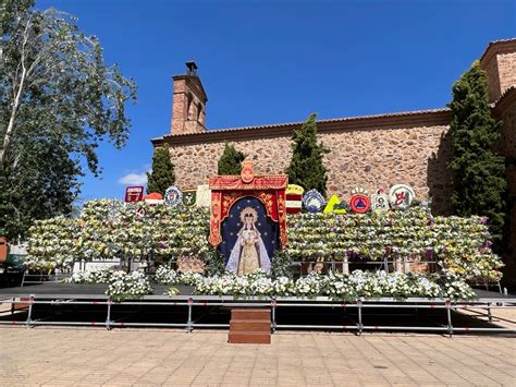 La Virgen de Gracia flanquea todos los ángulos de la Fuente Agria en el