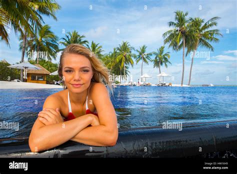 Blondine Im Bikini Fotos Und Bildmaterial In Hoher Aufl Sung Alamy