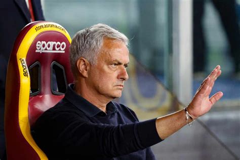 Roma Si Riparte Da Mourinho Lo Striscione Fuori Da Trigoria Foto