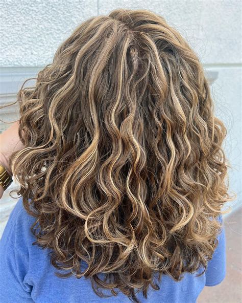 Heatless styling will soon revolutionize highlighted curly brown hair 17