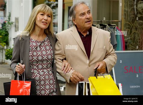 Senior Mit Junger Frau Beim Shoppen Blond Blonde Blondine Jahre Stock Photo Alamy