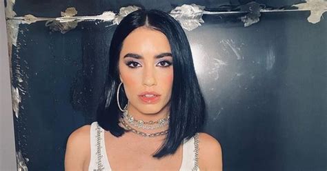 Lali Espósito posó en bikini se desprendió los jeans y pareció que no llevaba nada debajo