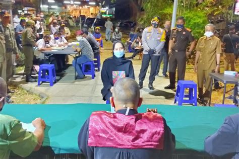 Petugas Razia Penerapan Protokol Kesehatan Sejumlah Kafe Di Sidoarjo